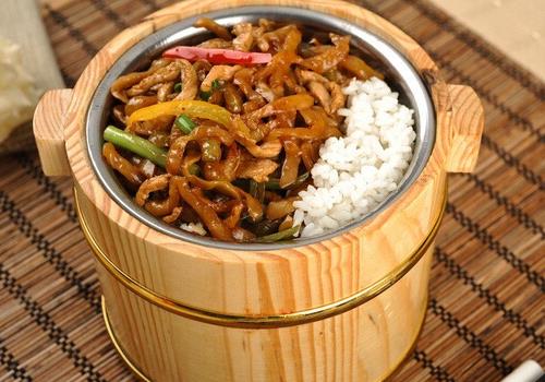 榨菜肉丝木桶饭